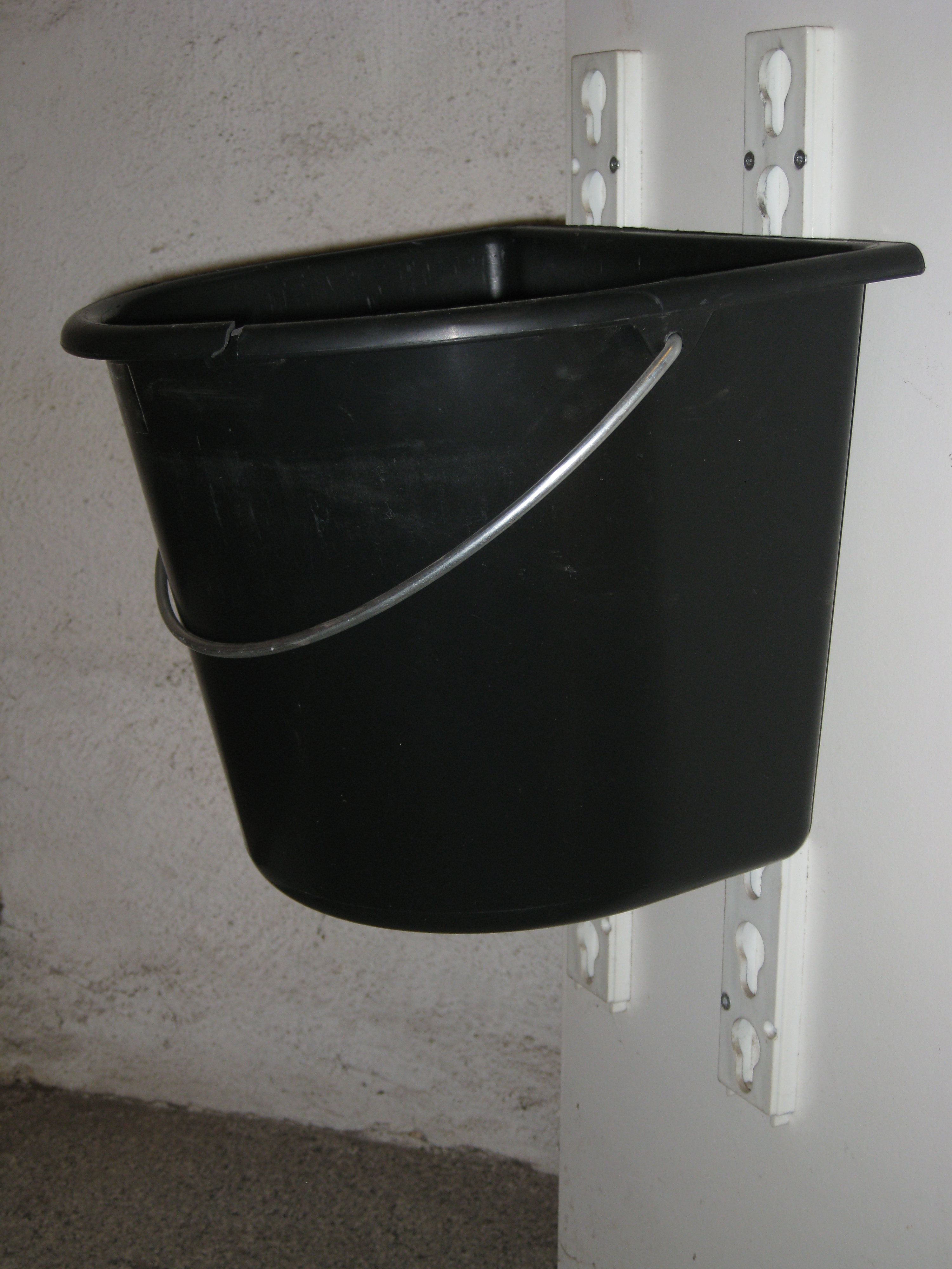 Foderkrybbe, sort  med montageskinner