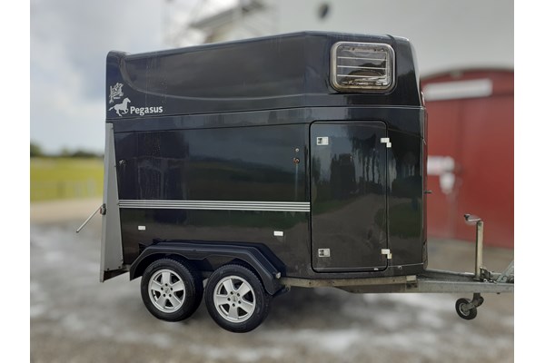 Humbaur Pegasus år 2002 sort